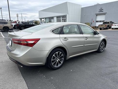 Used 2018 Toyota Avalon XLE Premium image 5