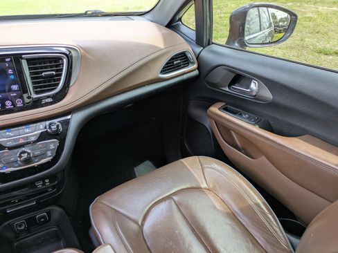 Used 2020 Chrysler Pacifica Limited w/ Advanced Safetytec Group FWD image 17