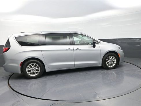 Used 2024 Chrysler Pacifica Touring-L image 8