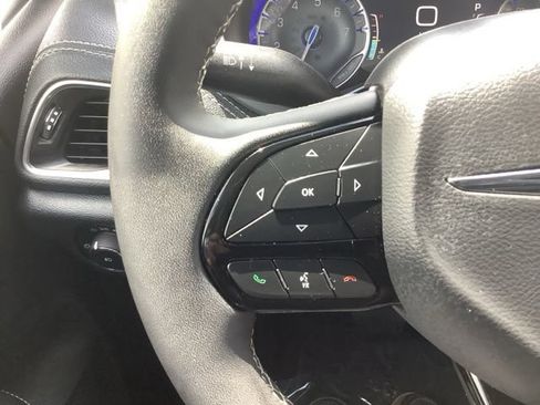 Used 2025 Chrysler Pacifica Limited FWD image 21