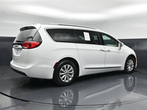 Used 2018 Chrysler Pacifica Touring-L FWD image 5