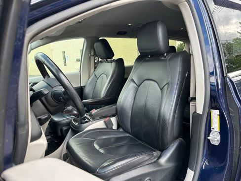 Used 2019 Chrysler Pacifica Touring-L FWD image 16