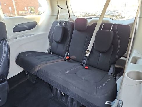 Used 2023 Chrysler Voyager LX image 28