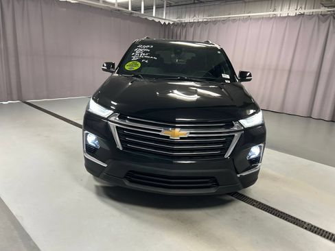 Used 2023 Chevrolet Traverse LT FWD image 2