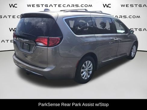 Used 2017 Chrysler Pacifica Touring-L FWD image 10