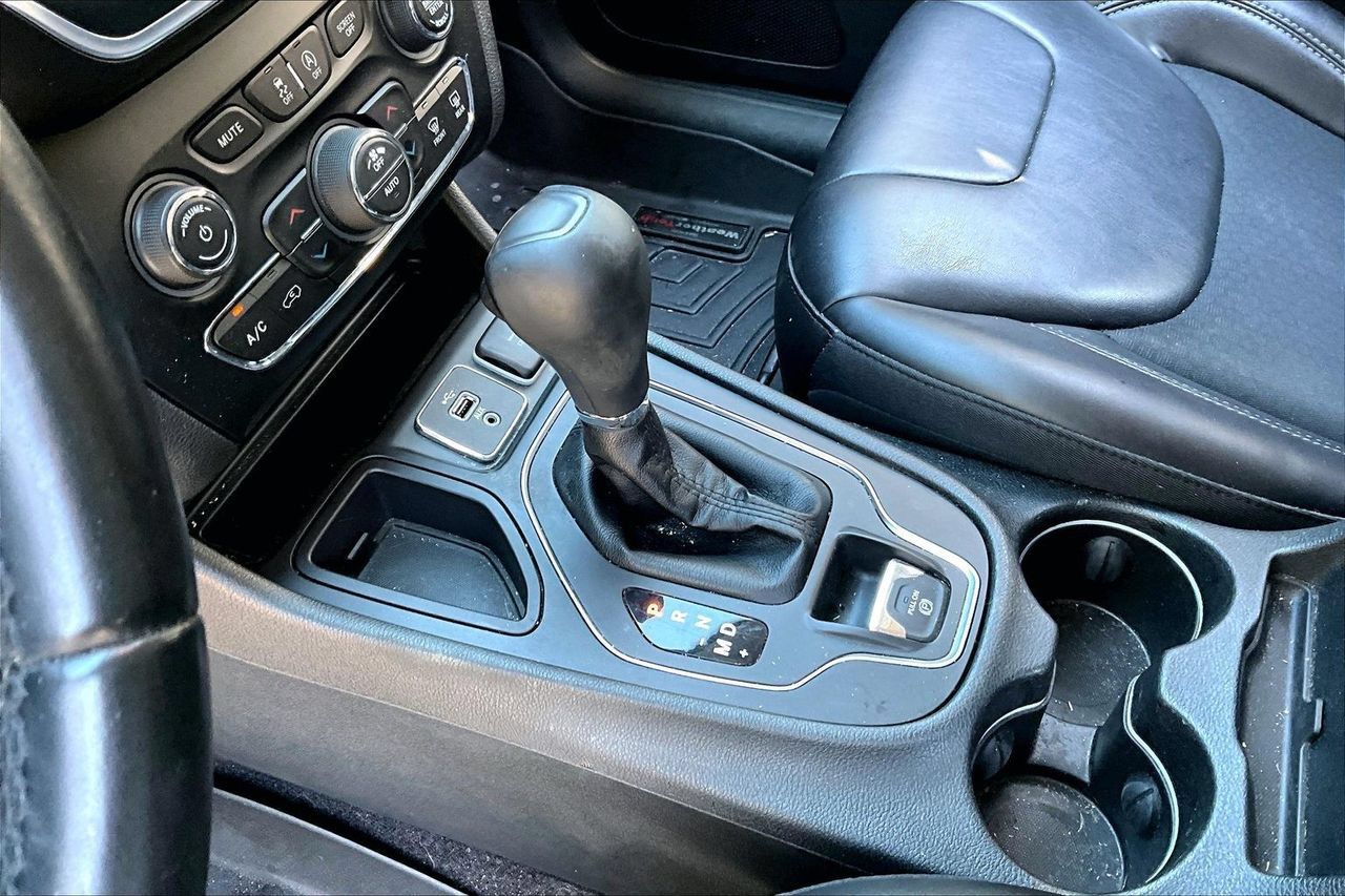 Used 2019 Jeep Cherokee Latitude Plus w/ Comfort/Convenience Group FWD image 15