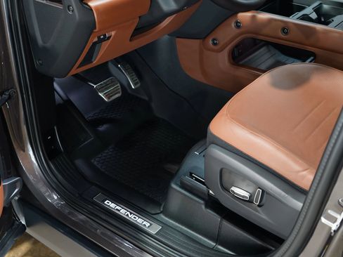 Used 2025 Land Rover Defender 110 image 46