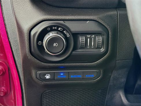 Used 2022 Jeep Wrangler Unlimited Sahara w/ Cold Weather Group AWD/4WD image 17