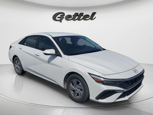 Used 2024 Hyundai Elantra SE FWD image 2