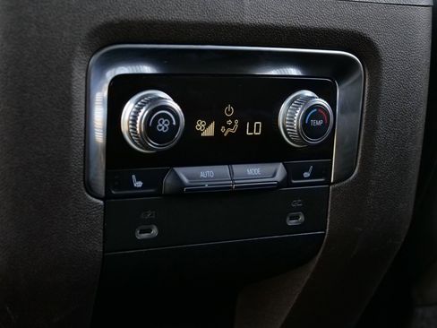 Used 2022 GMC Yukon XL SLT w/ SLT Premium Package image 28