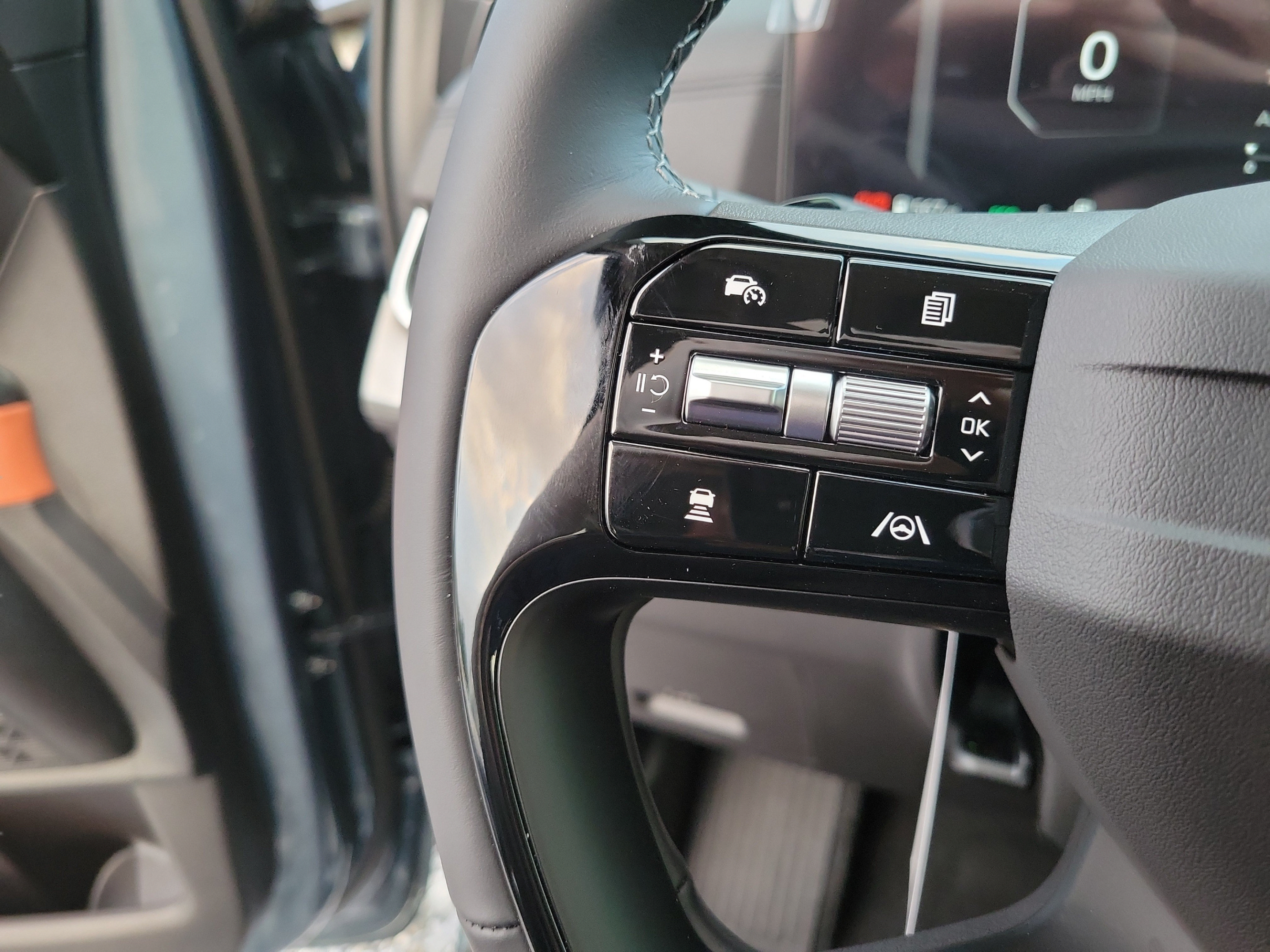New 2027 Kia Carnival SX w/ Dark Edition Package FWD image 29