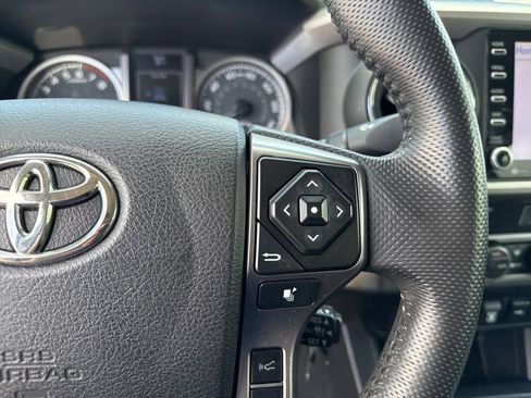 Used 2021 Toyota Tacoma SR5 AWD/4WD image 16