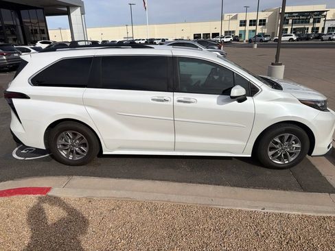 Used 2025 Toyota Sienna XLE AWD/4WD image 4