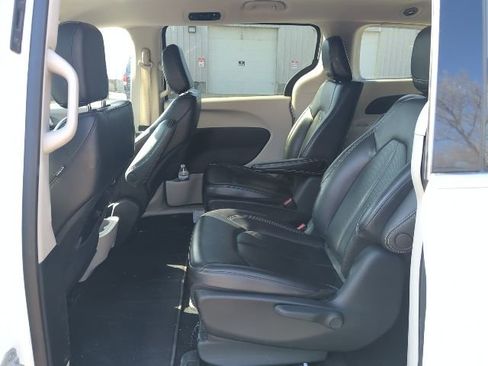 Used 2023 Chrysler Pacifica Touring-L image 16