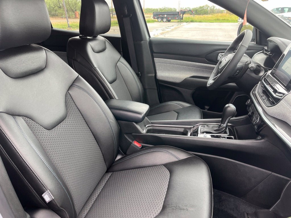 Used 2025 Jeep Compass Latitude AWD/4WD image 9