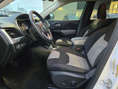 Used 2014 Jeep Cherokee Latitude w/ Comfort/Convenience Group image 32