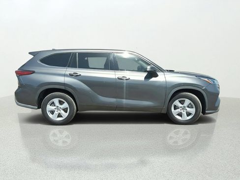 Used 2020 Toyota Highlander LE FWD image 7