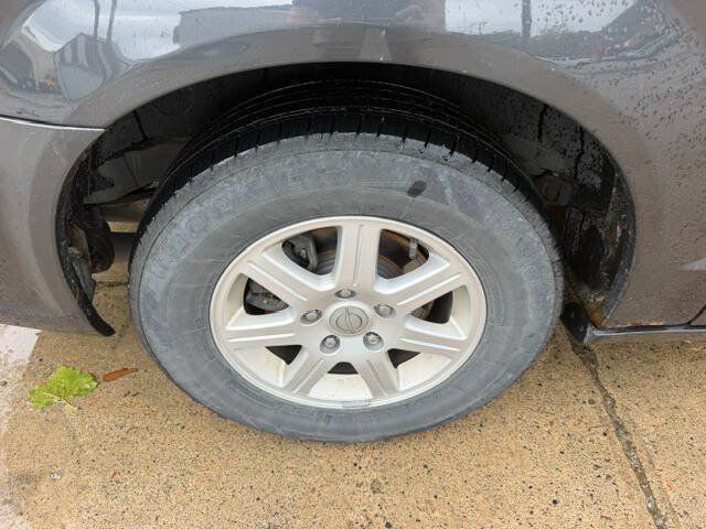 Used 2012 Chrysler Town & Country Touring w/ Entertainment Group #1 FWD image 4