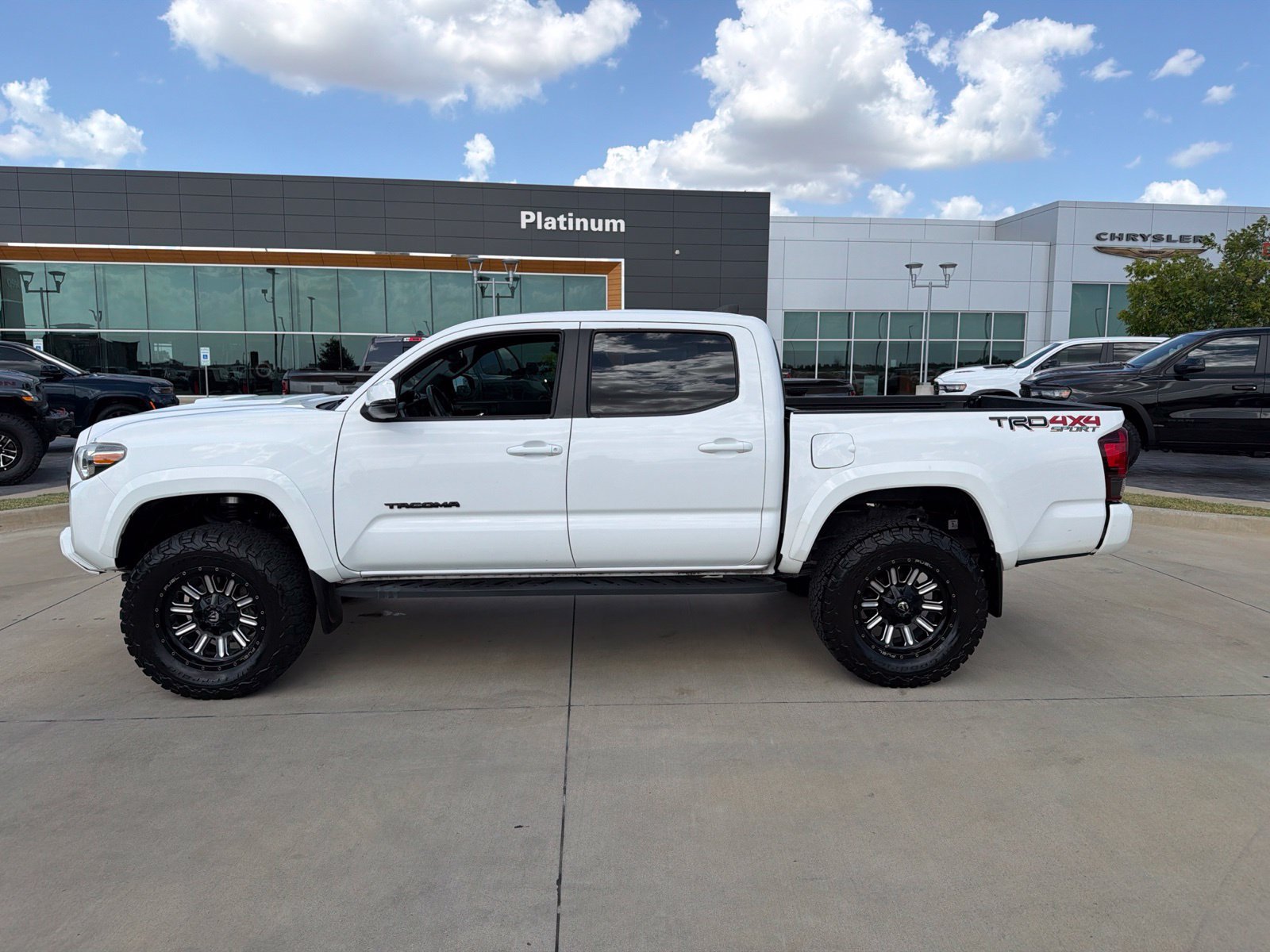 Used 2018 Toyota Tacoma TRD Sport w/ Technology Package AWD/4WD image 2