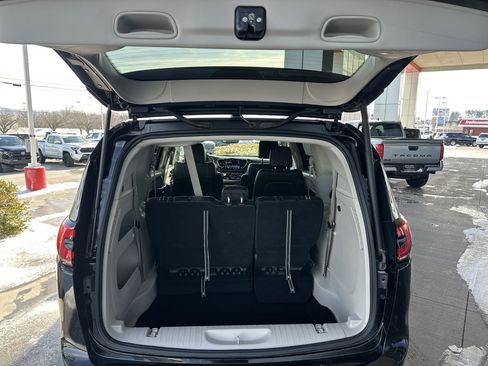 Used 2024 Chrysler Pacifica Touring-L image 16