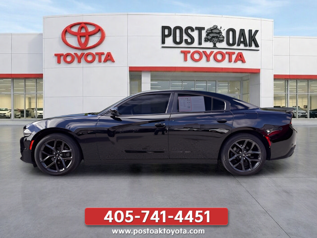 Used 2019 Dodge Charger SXT w/ Blacktop Package RWD image 2