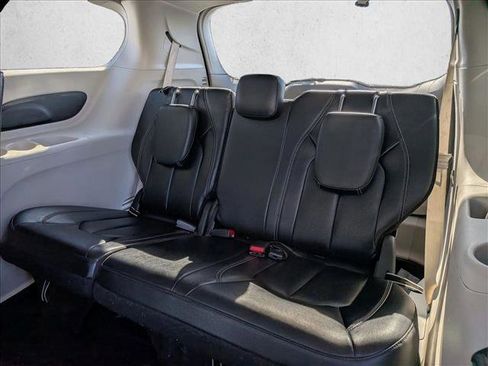 Used 2022 Chrysler Pacifica Touring-L image 15