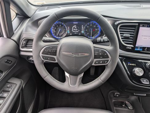 Used 2025 Chrysler Pacifica Select FWD image 24