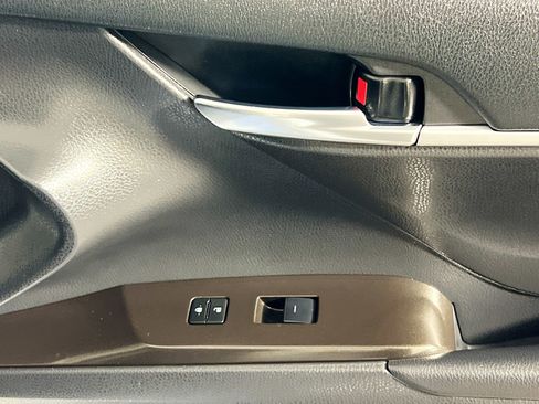 Used 2022 Toyota Camry SE image 32