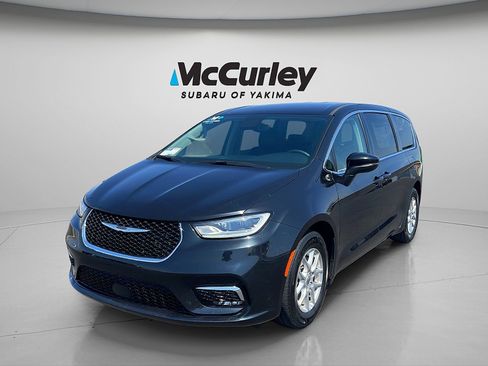 Used 2023 Chrysler Pacifica Touring-L FWD image 9