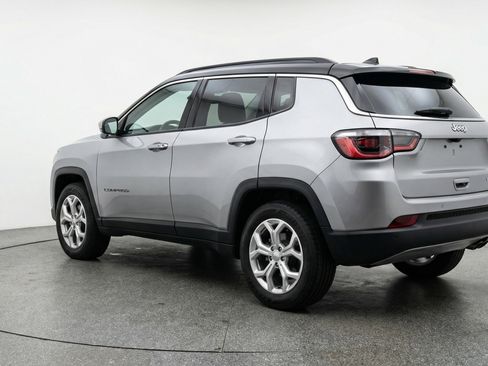 Used 2025 Jeep Compass Latitude AWD/4WD image 6