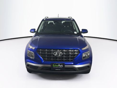 Used 2025 Hyundai Venue SEL FWD image 2