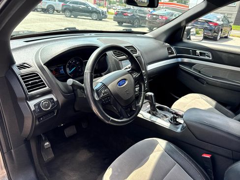 Used 2017 Ford Explorer XLT w/ Equipment Group 202A image 9