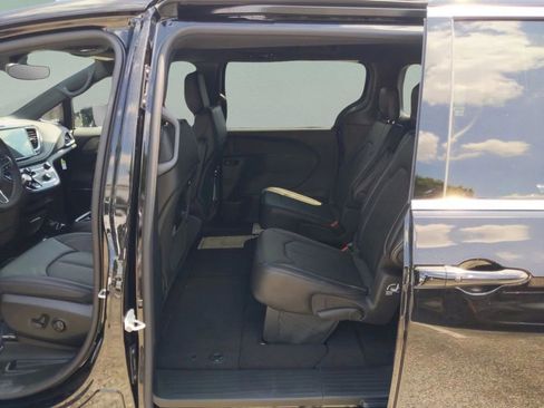 New 2026 Chrysler Pacifica Select image 16