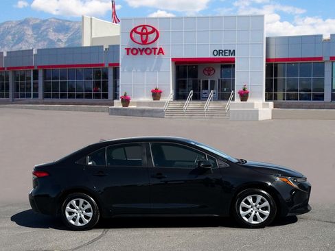 Used 2022 Toyota Corolla LE FWD image 3