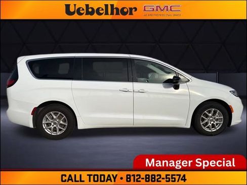 Used 2024 Chrysler Pacifica Touring-L image 3