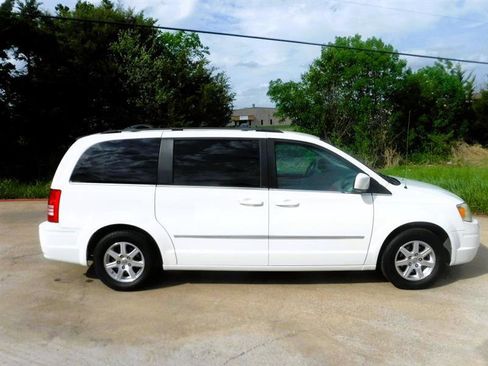 Used 2009 Chrysler Town & Country Touring image 4