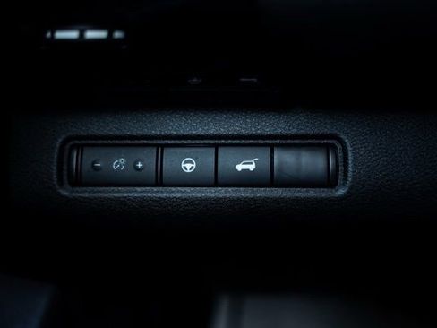 Used 2025 Nissan Pathfinder SV image 16