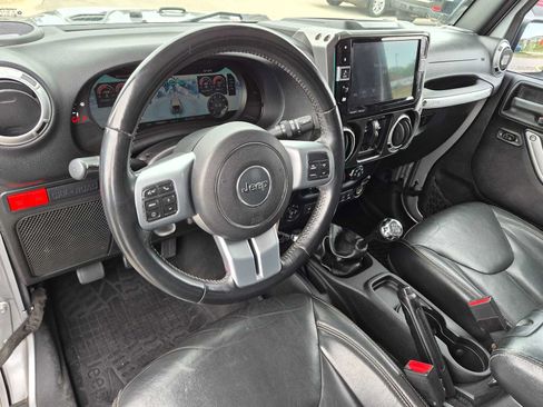 Used 2016 Jeep Wrangler Unlimited Rubicon AWD/4WD image 2