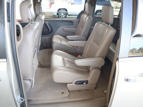 Used 2016 Chrysler Town & Country Touring-L w/ Driver Convenience Group FWD image 21