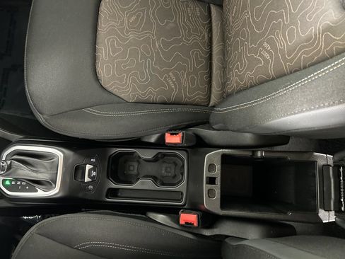 Used 2023 Jeep Renegade Latitude AWD/4WD image 15