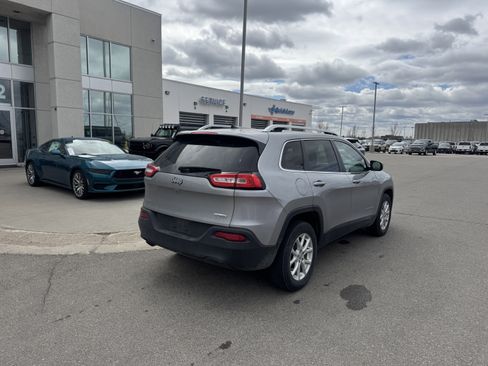 Used 2017 Jeep Cherokee Latitude w/ Cold Weather Group AWD/4WD image 4
