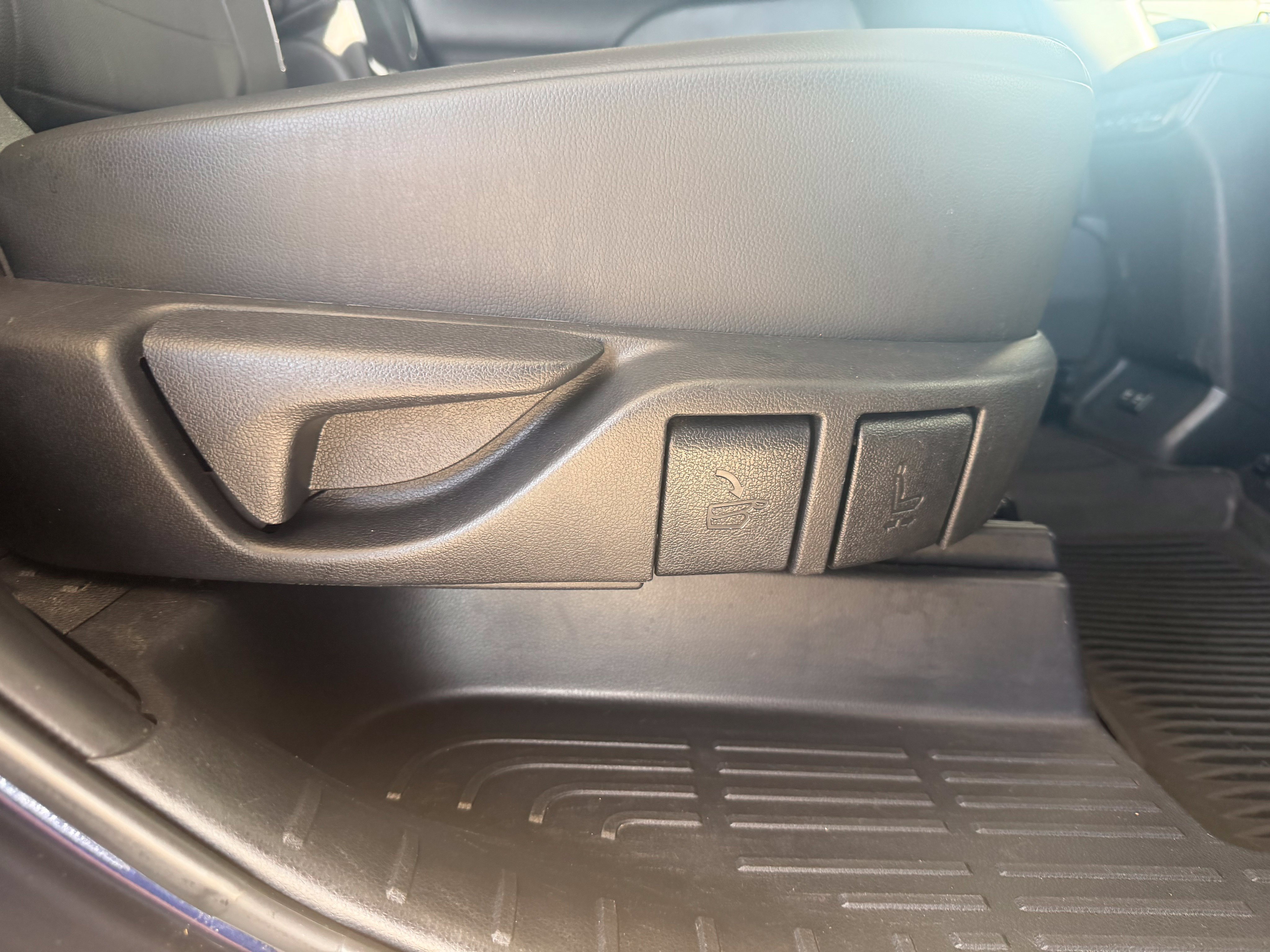 Used 2020 Toyota Highlander XLE FWD image 48