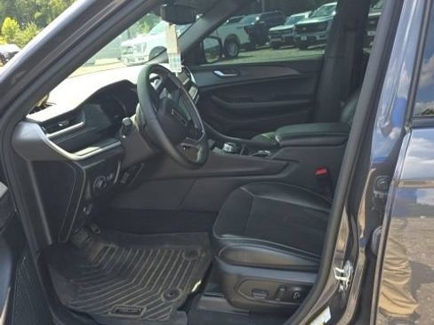 Used 2023 Jeep Grand Cherokee L Altitude AWD/4WD image 10