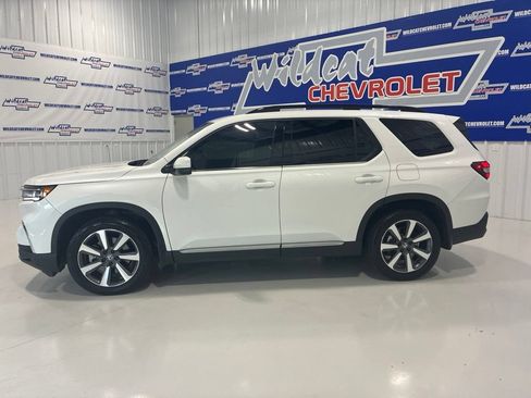 Used 2025 Honda Pilot Touring image 3