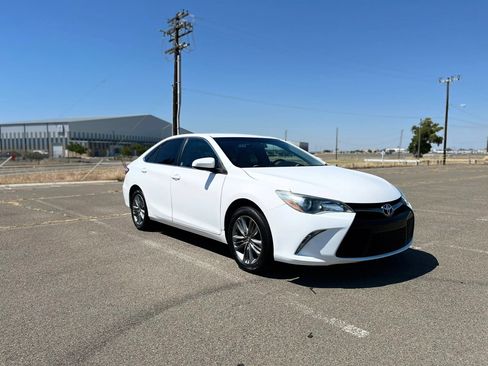 Used 2017 Toyota Camry SE FWD image 3