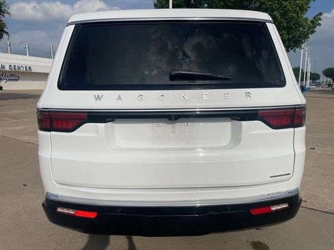 Used 2024 Jeep Wagoneer L Series II RWD image 6