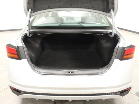 Used 2024 Nissan Altima 2.5 SV image 12