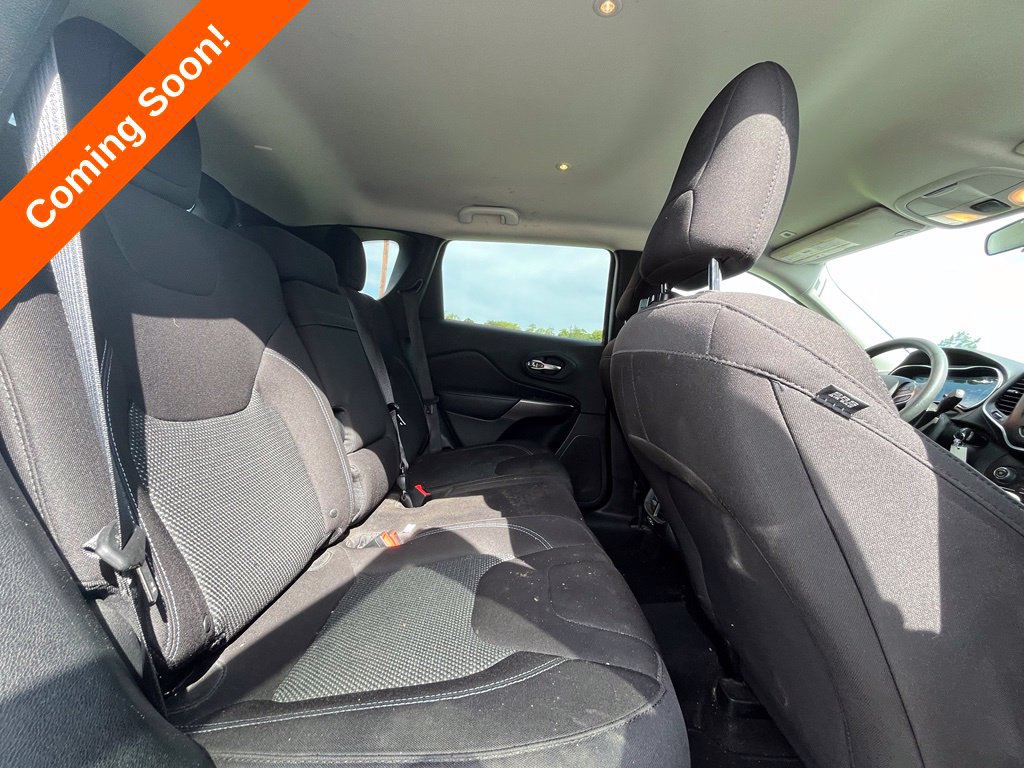 Used 2019 Jeep Cherokee Latitude w/ Popular Appearance Group AWD/4WD image 34