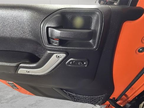 Used 2015 Jeep Wrangler Unlimited Rubicon image 25