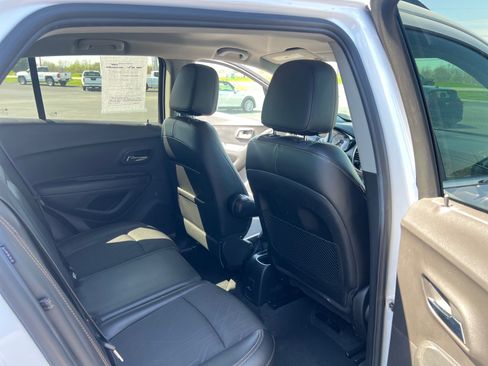 Used 2017 Chevrolet Trax LT w/ LT Convenience Package AWD/4WD image 11